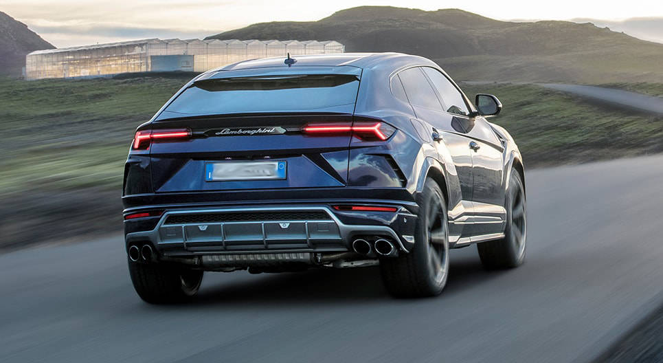 Lamborghini Urus сзади